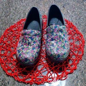 Clogger clogs daisy size 8.5